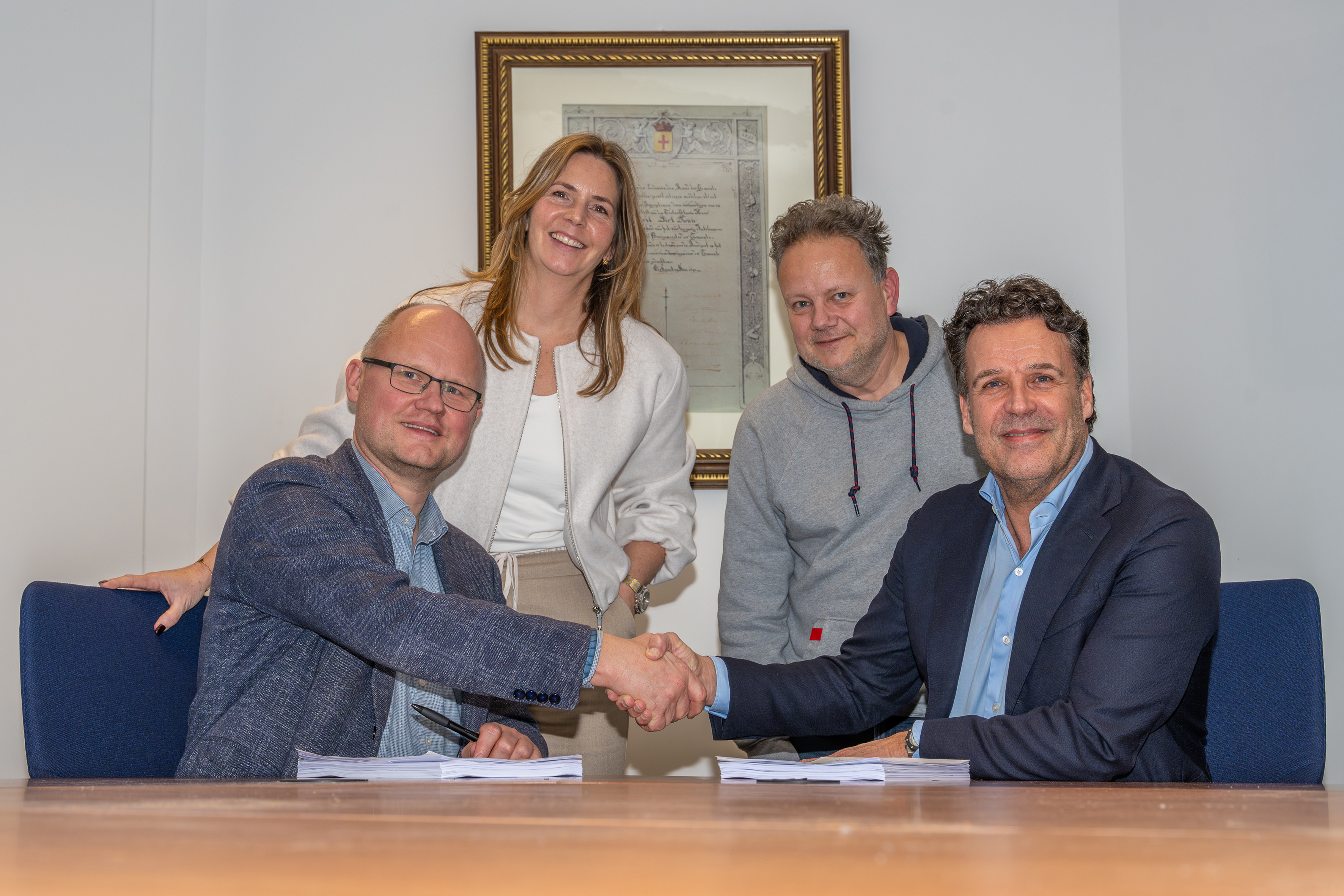 Op de foto ziet u van links naar rechts wethouder Elfred Bus, Nancy Wigmore directeur ontwikkeling bij Sedos, Jeroen de Hoog projectleider vanuit de gemeente en Peter Scheeren algemeen directeur Sedos.