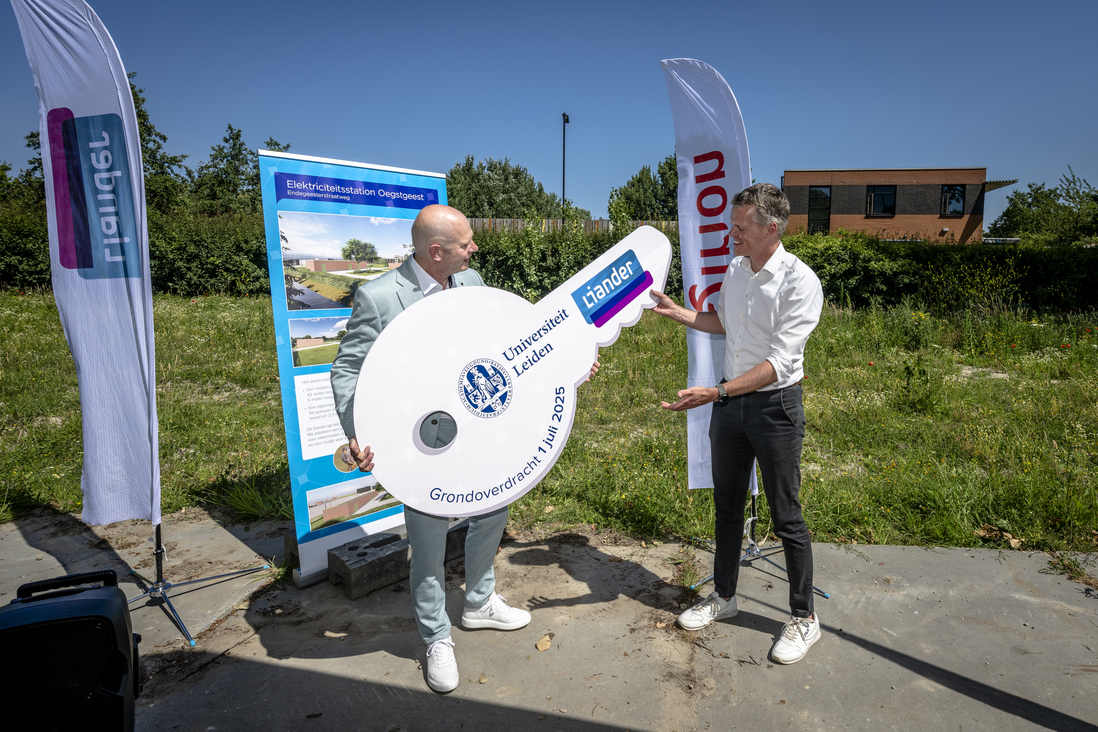 Joek Kruiderink van de Universiteit Leiden overhandigde symbolisch de sleutel van het terrein aan Freek Alberink, relatiemanager bij Liander.