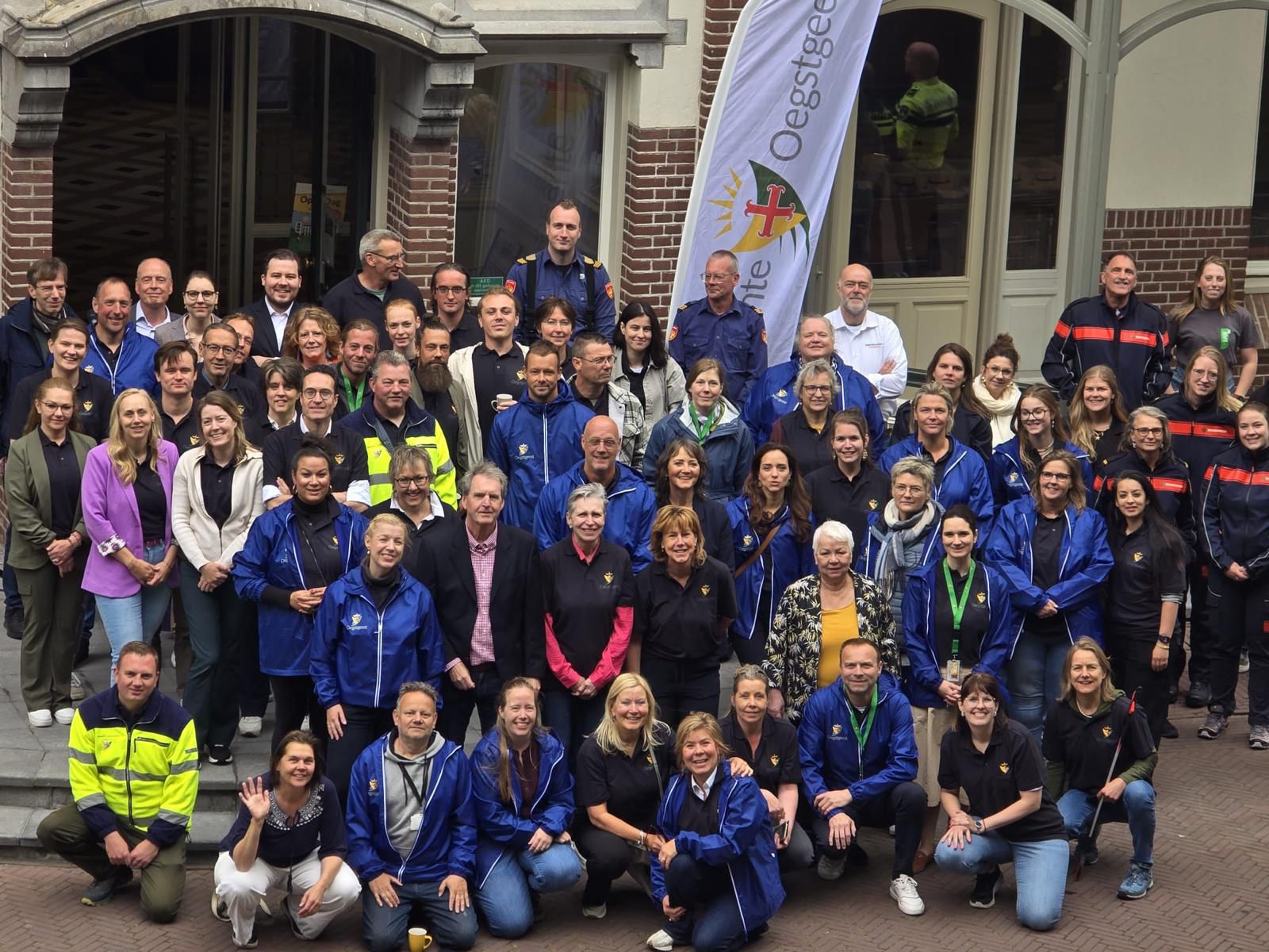 Dit is een groepsfoto van alle betrokkenen bij de Open Dag op het bordes voor het gemeentehuis
