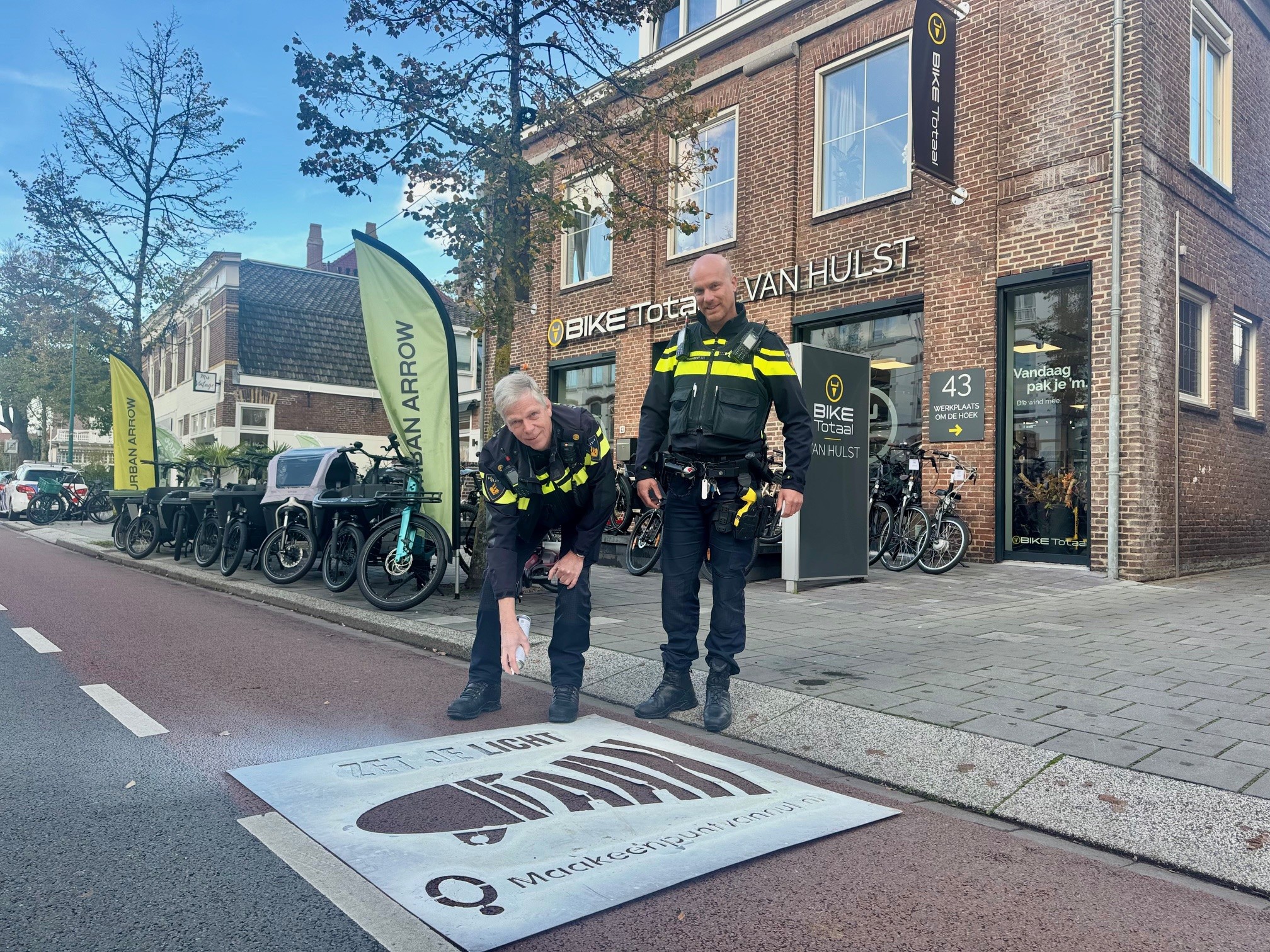 politie wijzend naar melding ‘zet je licht aan’