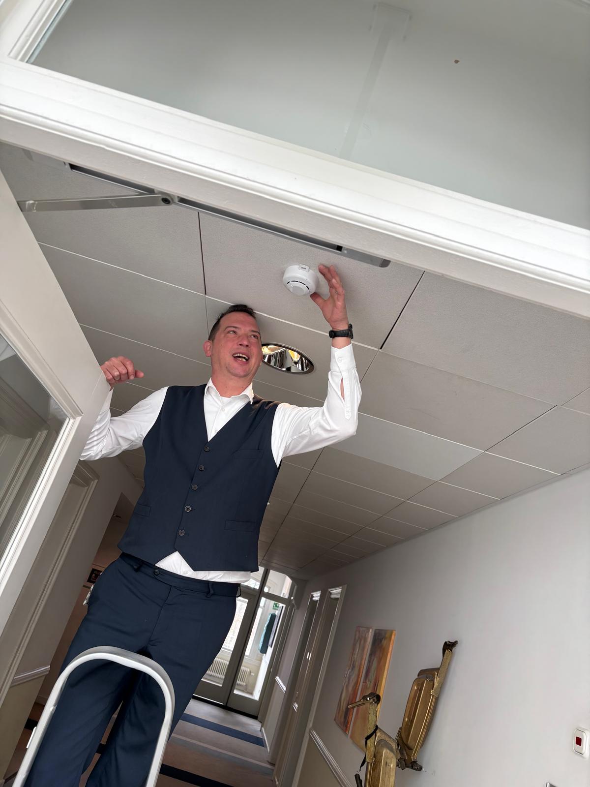 Hoofd BHV’er en bode in het gemeentehuis Pascal inspecteert de rookmelder