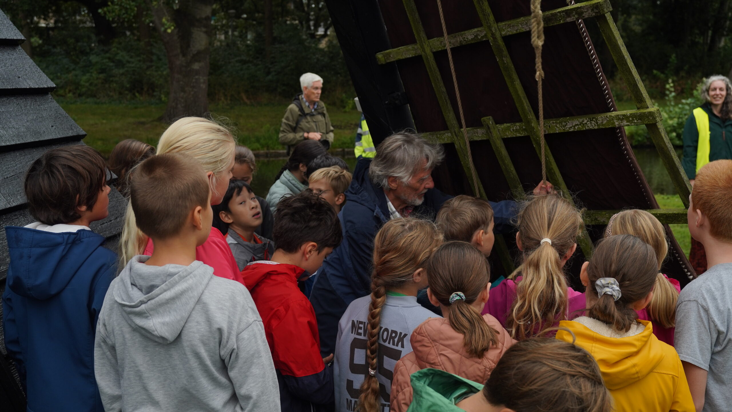 molenaar geeft uitleg aan kinderen