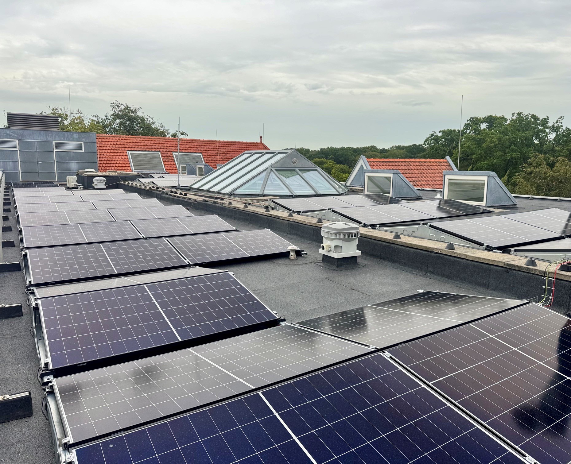 Zonnepanelen op het dak van het gemeentehuis