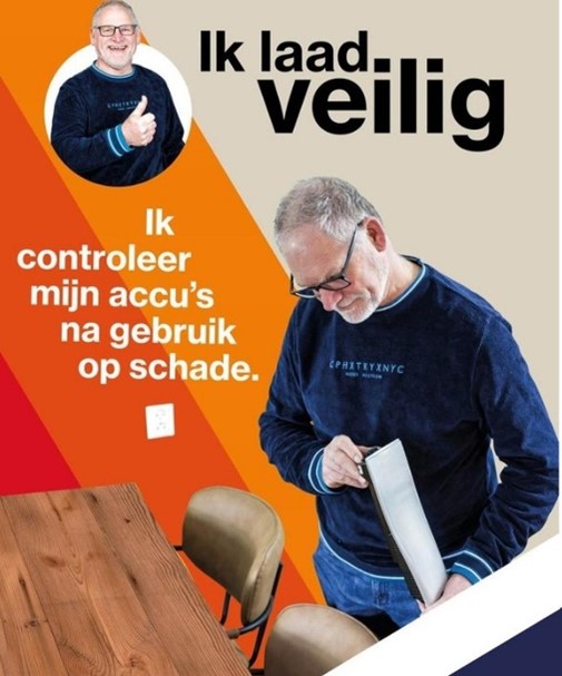 Afbeelding van een brandveiligheidscampagne waarop een man te zien is, die zijn accu regelmatig controleert op schade