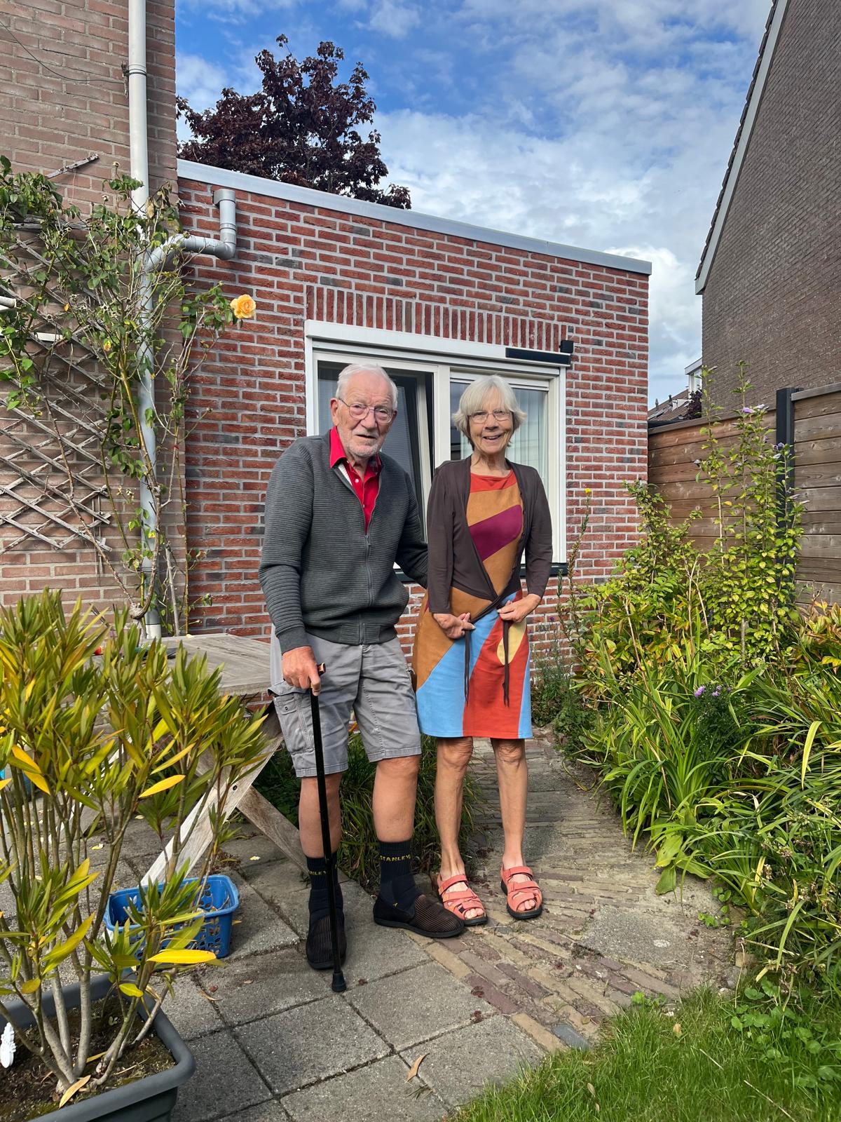 Foto van Arie en Margriet van Kampenhout in hun achtertuin.