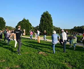 Afbeelding van qr-fit website met sportende mensen op een grasveld