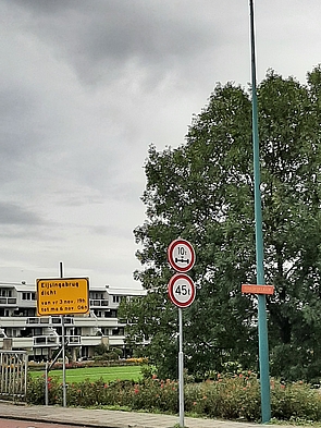 Foto van een geel bord waarop staat aangegeven dat de van eysingabrug is afgesloten van 3 tot en met 6 november