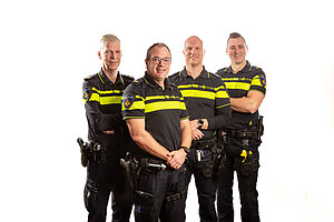 Afbeelding van vier Oegstgeester wijkagenten in uniform