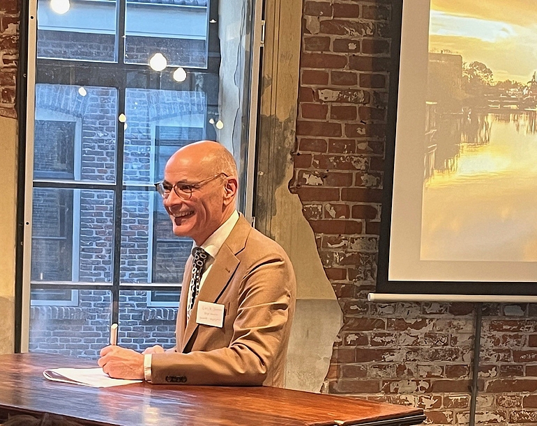 De burgemeester van Oegstgeest ondertekent De burgemeester van Oegstgeest ondertekent