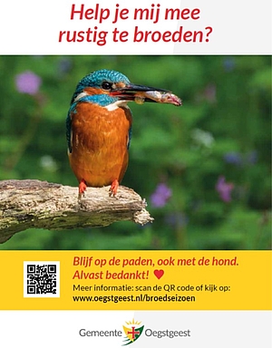 Informatiebord met de tekst help je mij rustig te broeden? met een ijsvogel met een visje in zijn bek op een tak.