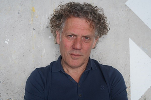 Foto van kees van der spek torso en hoofd