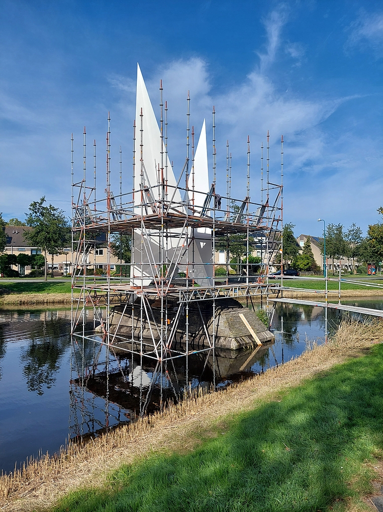 De vijver aan de Haaswijklaan met het waterwerk in de stijgers