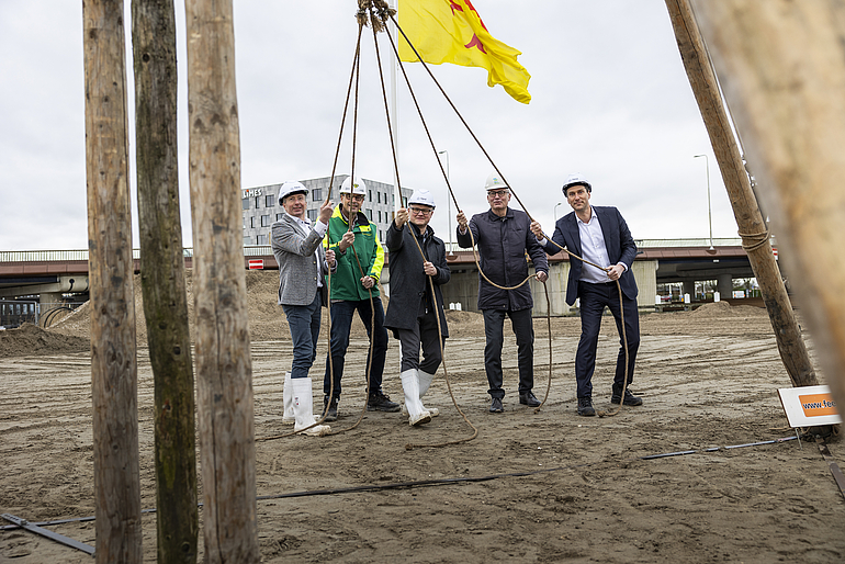 Wethouder Elfred Bus van Oegstgeest, Peter Hoogvliet van MeerWonen, Theo van der Plas en Rick Gijzen van BPD en Bart van Dijk van Dura Vermeer Bouw Zuid West spanden zich flink in voor de eerste paal van 90 betaalbare huurwoningen in Oegstgeest.